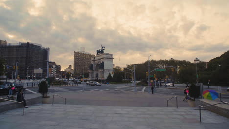 Kardanische-Aufnahme-Des-Grand-Army-Plaza-An-Einem-Bewölkten-Tag-In-Brooklyn