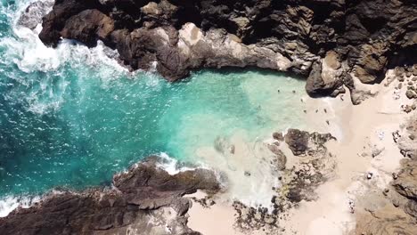 hawaii vista aérea de drones del agujero de soplado más creeck en honolulu