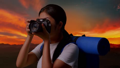 mujer fotógrafa al atardecer