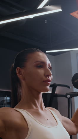 mujer levantando pesas en el gimnasio