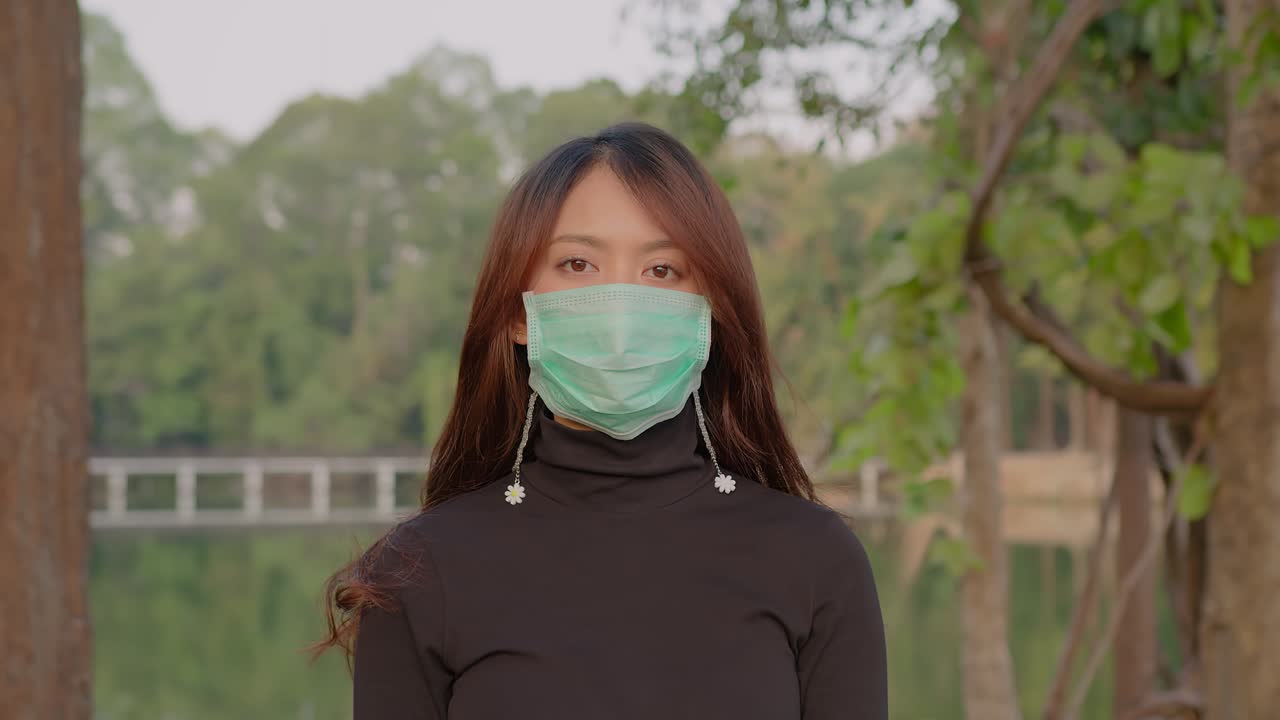 공원에서 마스크를 입은 여자