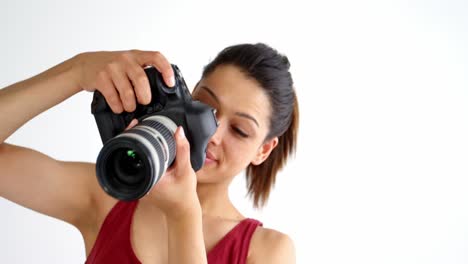 fotógrafo que toma fotos con una cámara digital profesional