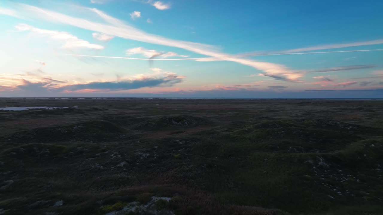 autocaravana estacionada en la pintoresca playa de la isla del padre, texas, ee.uu. - retirada aérea