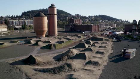 Extremsportarten-Radfahren-Auf-Pumptracks-Am-Wasser-In-Der-Nähe-Des-Biergartens-Am-Streckenrand-Von-Kulshan-In-Bellingham,-Washington