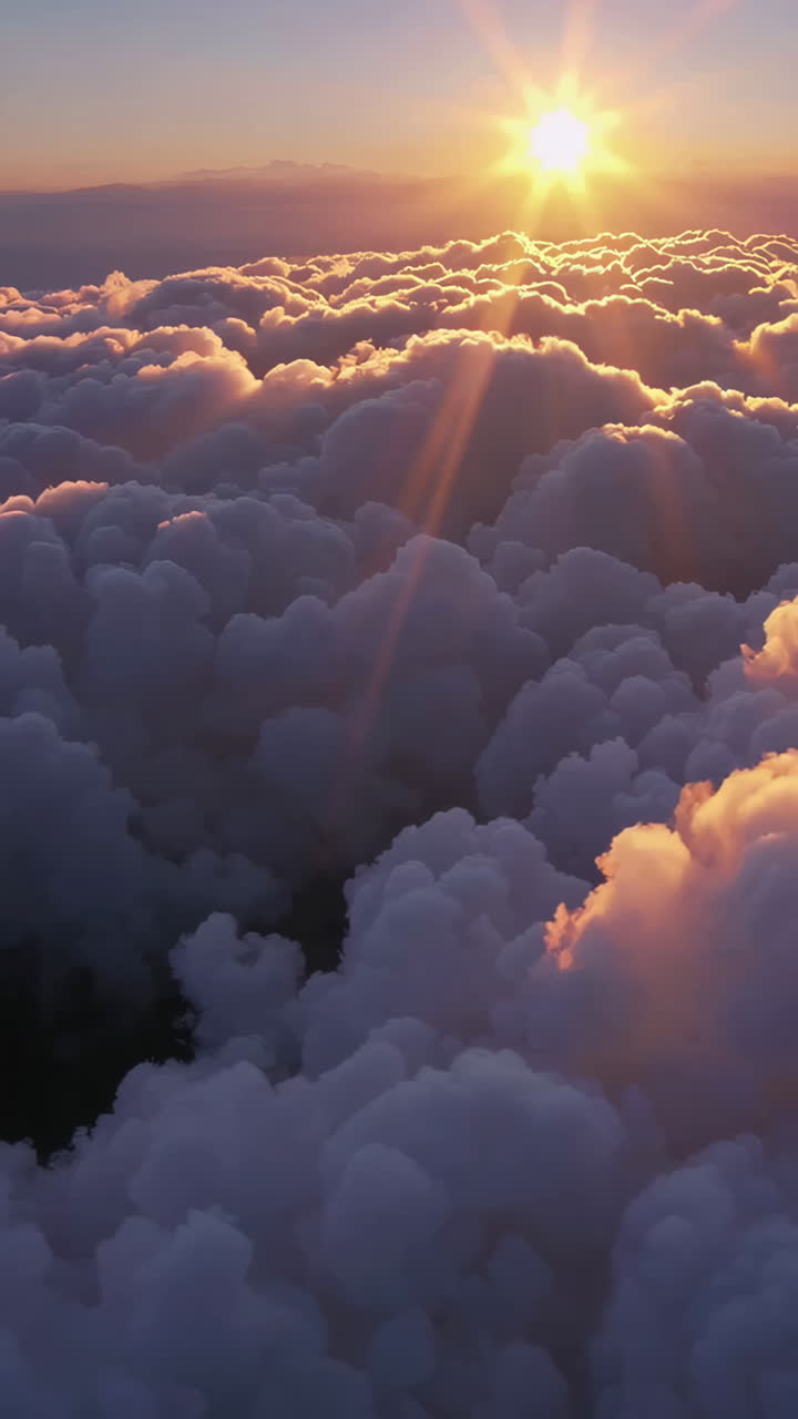 Il tramonto attraverso le nuvole