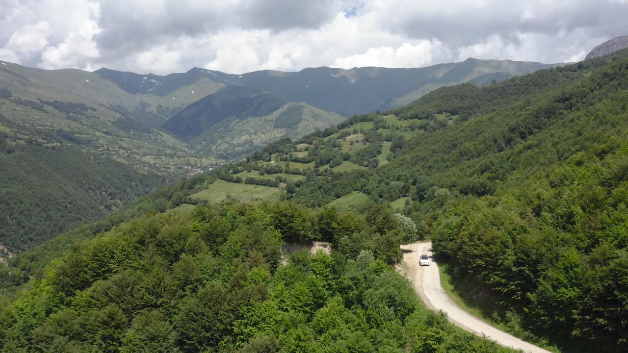 carretilla aérea que revela la conducción del automóvil por la carretera