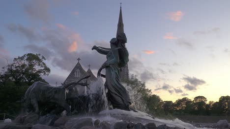 Estatua-Y-Fuente-Frente-A-Una-Iglesia-En-Copenhague,-Dinamarca