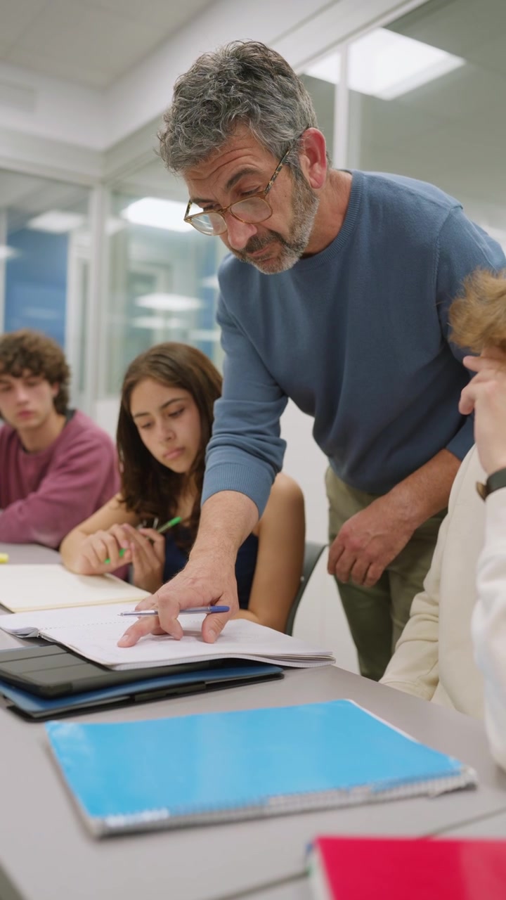 Insegnante che guida uno studente in un'aula moderna