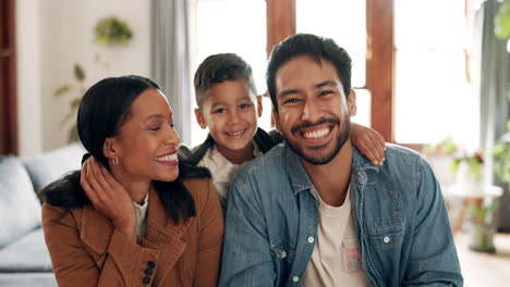 Cara-Feliz-Y-Una-Familia-Con-Un-Abrazo-En-Un-Hogar