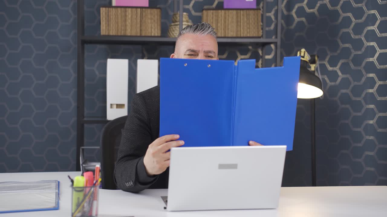 el hombre de negocios positivo cierra los archivos de papeleo.