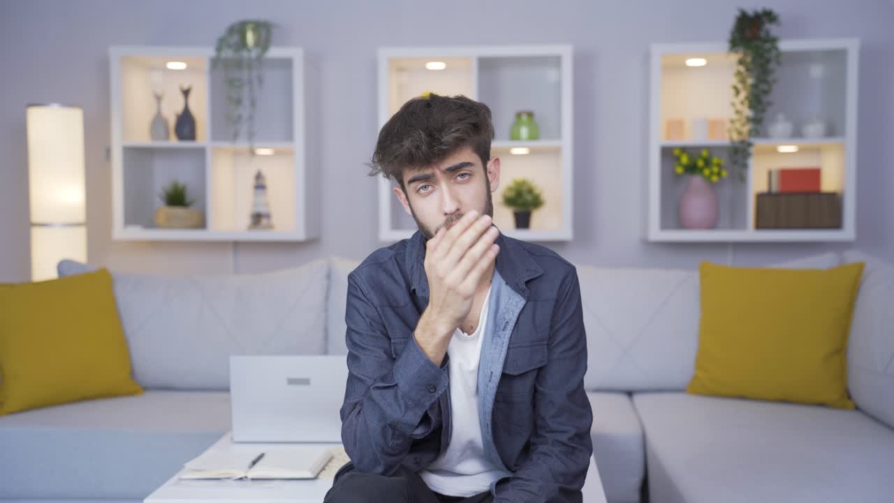 카메라를 향한 사려 깊은 남자.