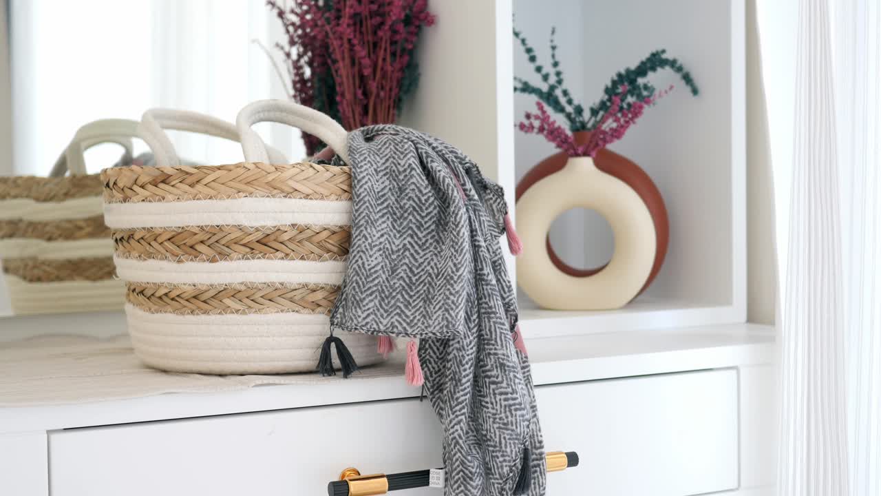 primer plano de un armario blanco con decoración boho