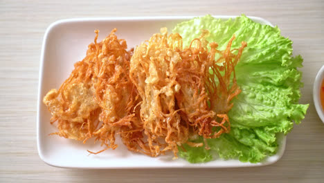 Fried-Enoki-Mushroom-or-Golden-Needle-Mushroom---vegan-and-vegetarian-food-style