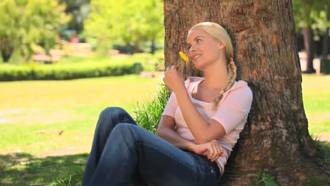 mujer joven con su hija al aire libre