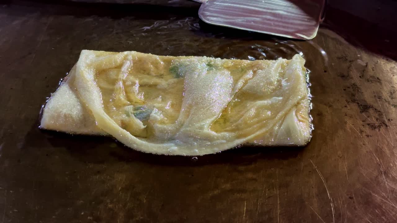 달 마르타박 또는 "마르타박 테일러"의 반죽은 가운 불에 뜨거운 기름으로 여 있습니다.