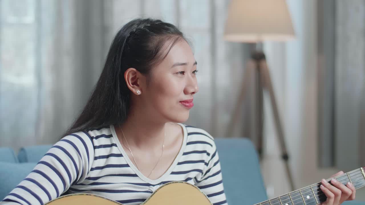 어쿠스틱 기타를 연주하는 여자