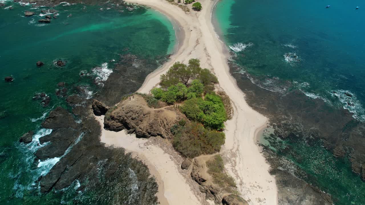 drone tilt down vista de la costa tropical de la playa de san juanillo con costa rocosa y olas azules del océano, costa rica