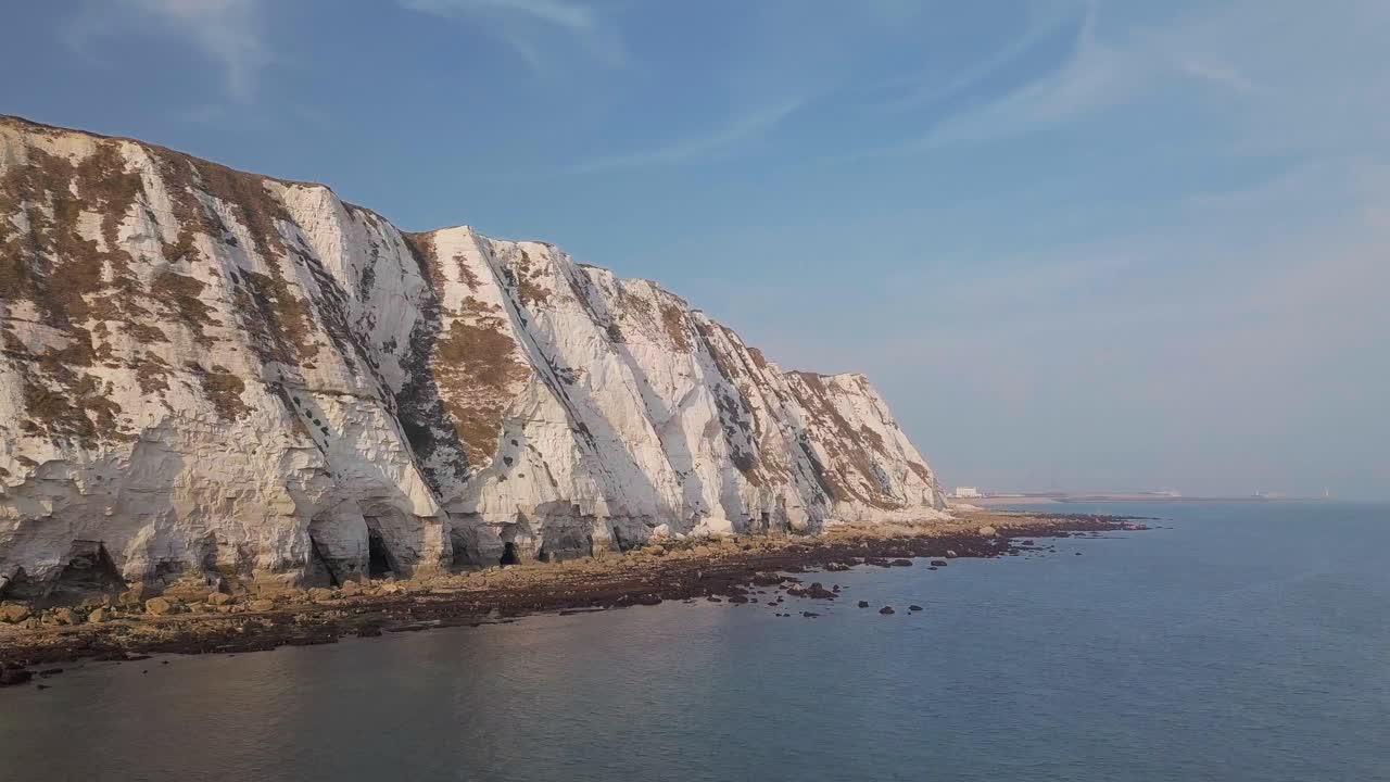 드론이 도버의 하얀 절벽을 향해 낮게 날아 천천히 상승