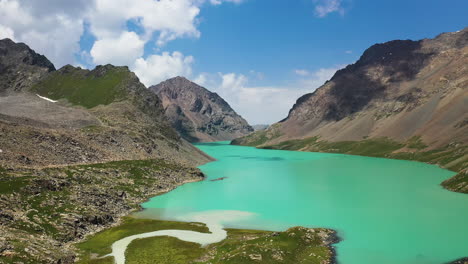 Tiro-De-Dron-Giratorio-Del-Lago-Ala-kol-En-Kirguistán