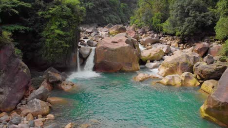 4k aerial fly forward shot of a water pool near rainbow falls in nongrigat, cheerapunji, meghalaya