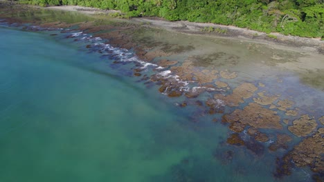 Cape-Tribulation-Mit-Great-Barrier-Reef-Im-Tropenwald-In-Nord-Queensland,-Australien