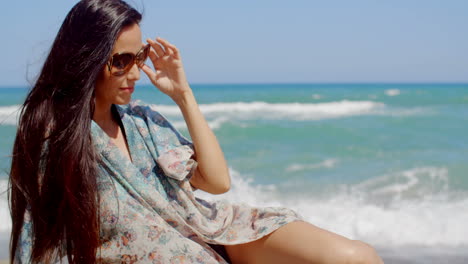 Mujer-Joven-Y-Bonita-Relajándose-En-La-Arena-De-La-Playa.