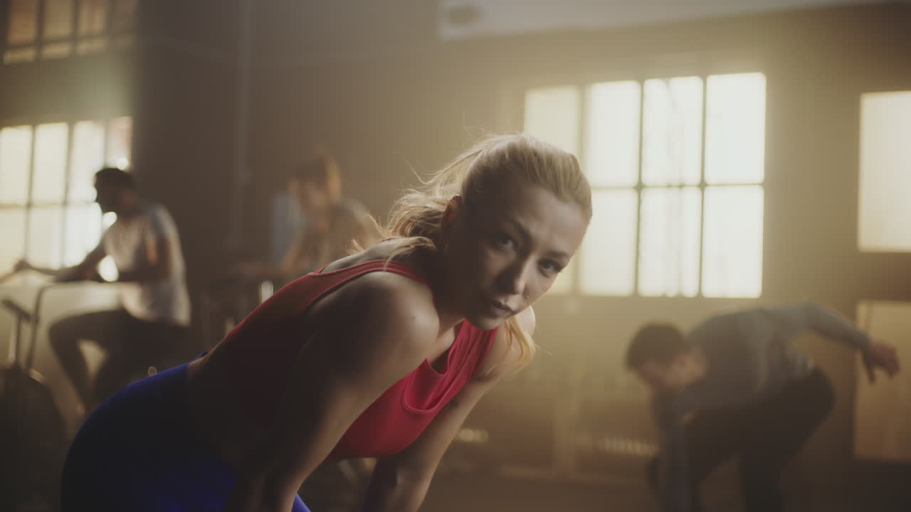 женщины занимаются спортом в тренажерном зале