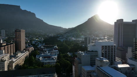 Vista-Desde-El-Balcón-Del-Hotel.-Edificios-En-La-Ciudad-Y-Montañas-Empinadas-Contra-El-Sol-Brillante.-Ciudad-Del-Cabo,-Sudáfrica