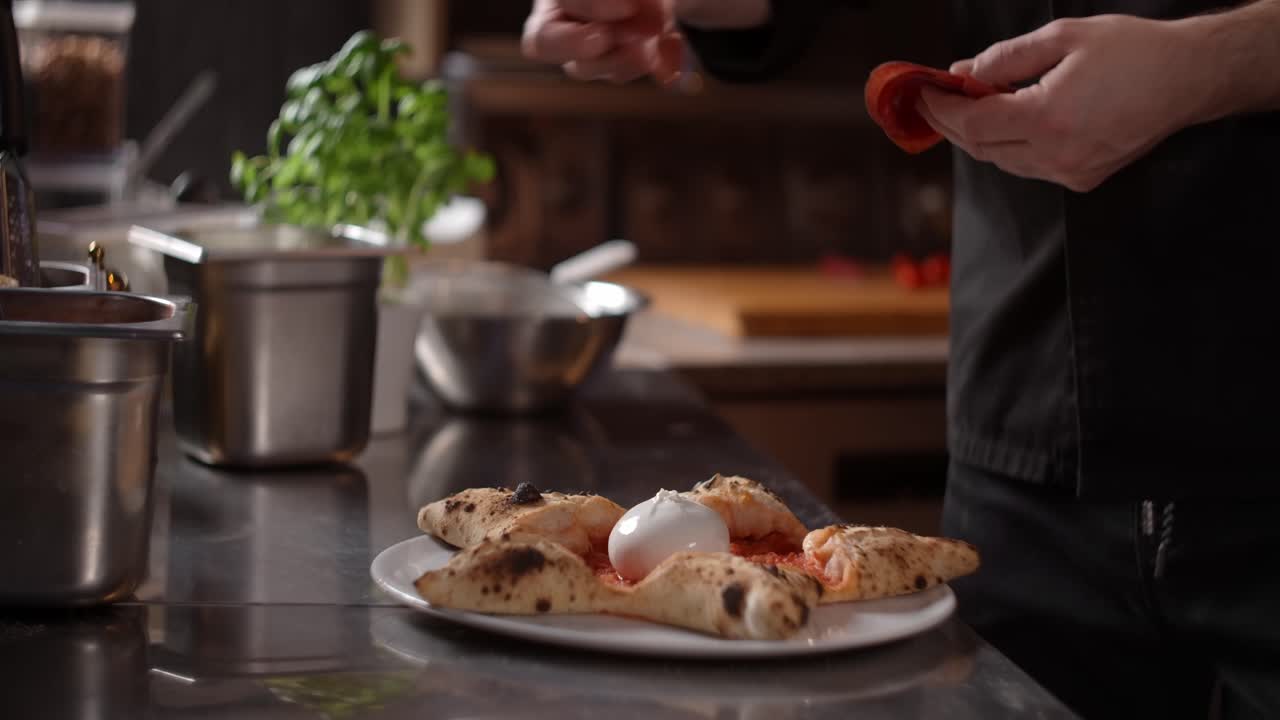 Chef che prepara una pizza a forma di stella con burrata