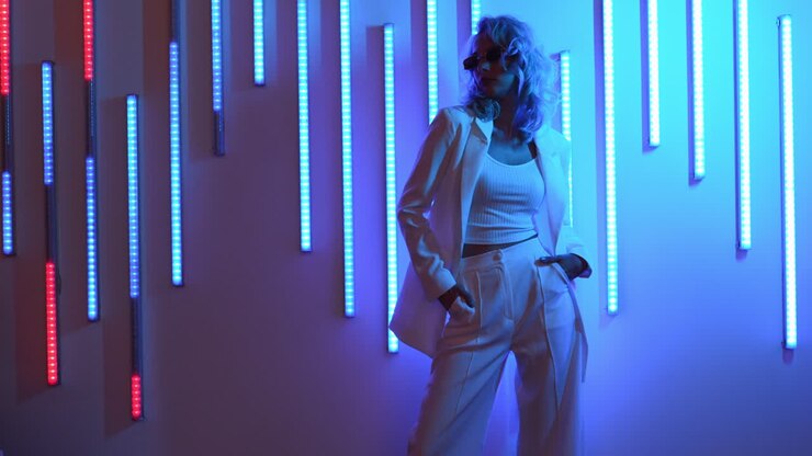 modella di moda che indossa un vestito bianco