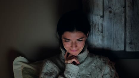 la decisión correcta: mujer joven sonriendo y asintiendo al contenido de la computadora portátil, relajada en casa