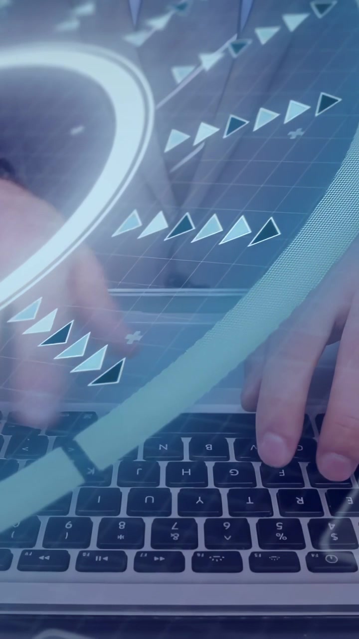 Video verticale: Mani maschili che digitano su una tastiera di laptop, premendo la riga base e attivando un HUD per la tecnologia.