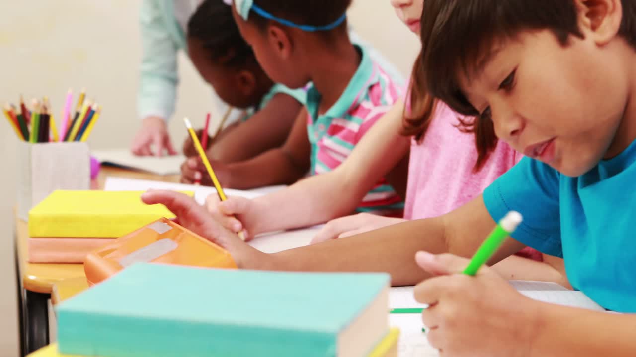 maestro ayudando al alumno con la computadora portátil
