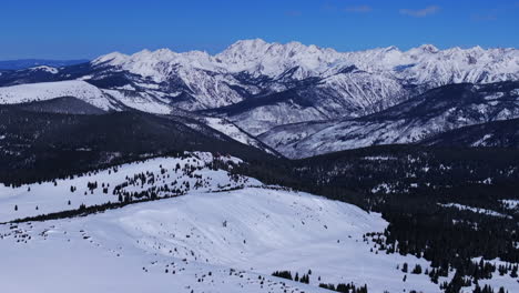 Hinterland-Winter-Vail-Pass-Colorado-Luftdrohne-I70-Uneva-Rote-Indianergipfel-Felsige-Berge-Landschaft-Schneehuhn-Hügel-Sonniger-Morgen-Blauer-Himmel-Frischer-Schnee-Snowboard-Ski-Schneemobil-Kreis-Linksbewegung