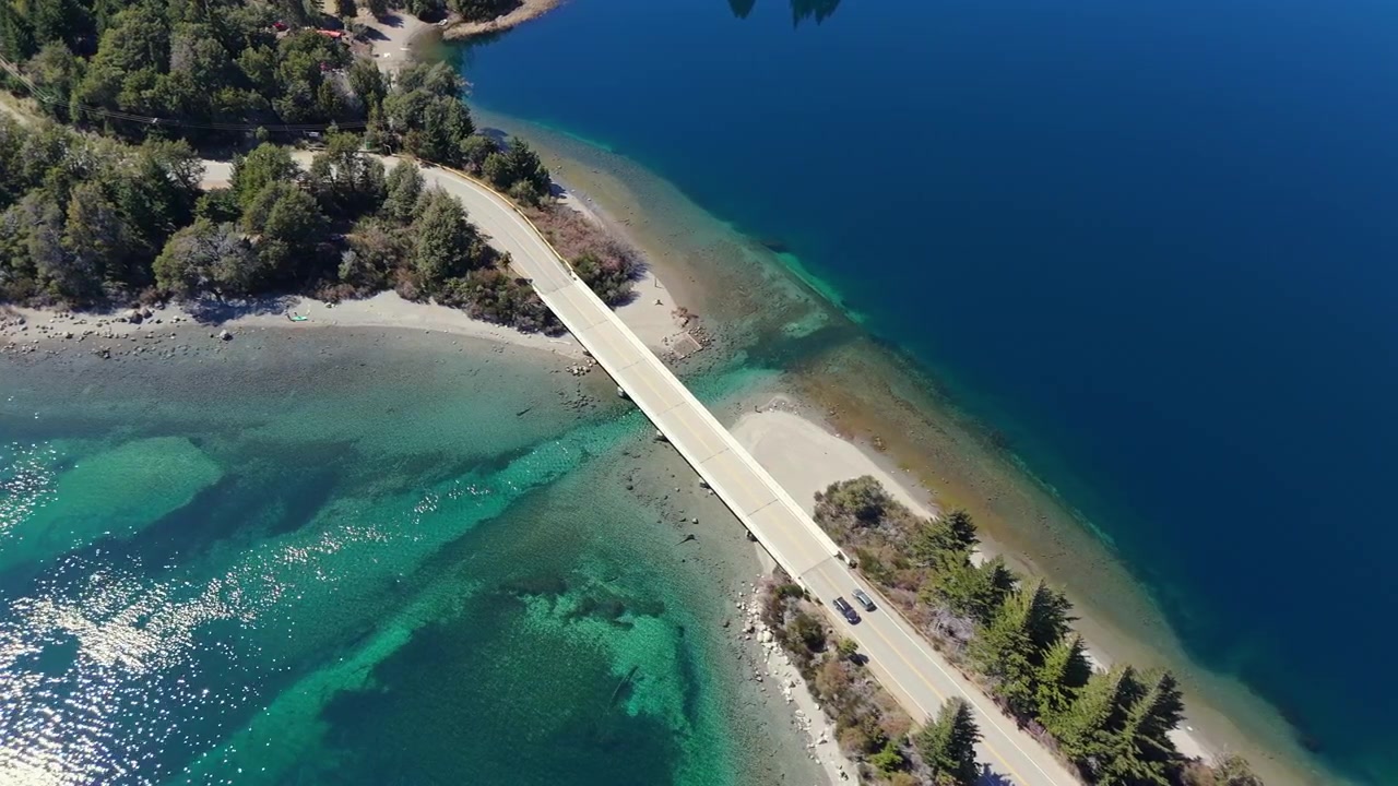 Most překlenující křišťálově čisté vody v jezeře Perito Moreno, Bariloche. Cestování a outdoorové aktivity.