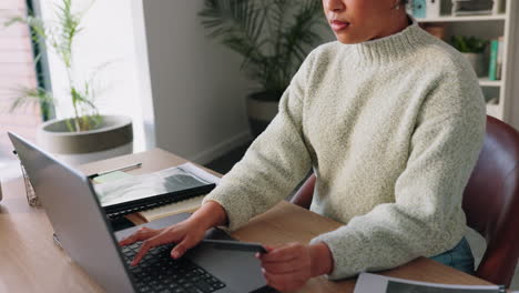 Mujer-De-Negocios,-Computadora-Portátil-Y-Compras-En-Línea