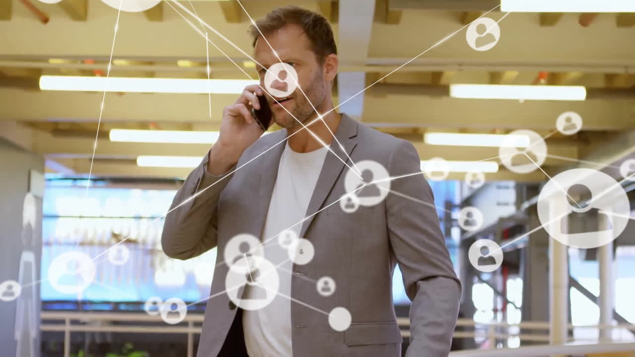 스마트 폰을 사용하는 코카시안 사업가에 대한 아이콘과의 연결 네트워크의 애니메이션