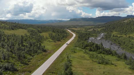 Vehicles-Driving-On-Norwegian-National-Road-9-In-The-Countryside-Of-Telemark,-Norway