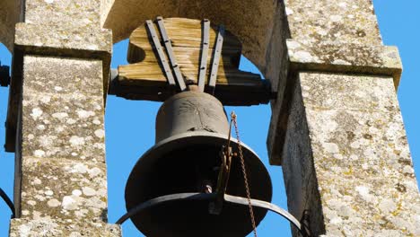 campana antigua de la iglesia de santa maría de feá, toén, españa