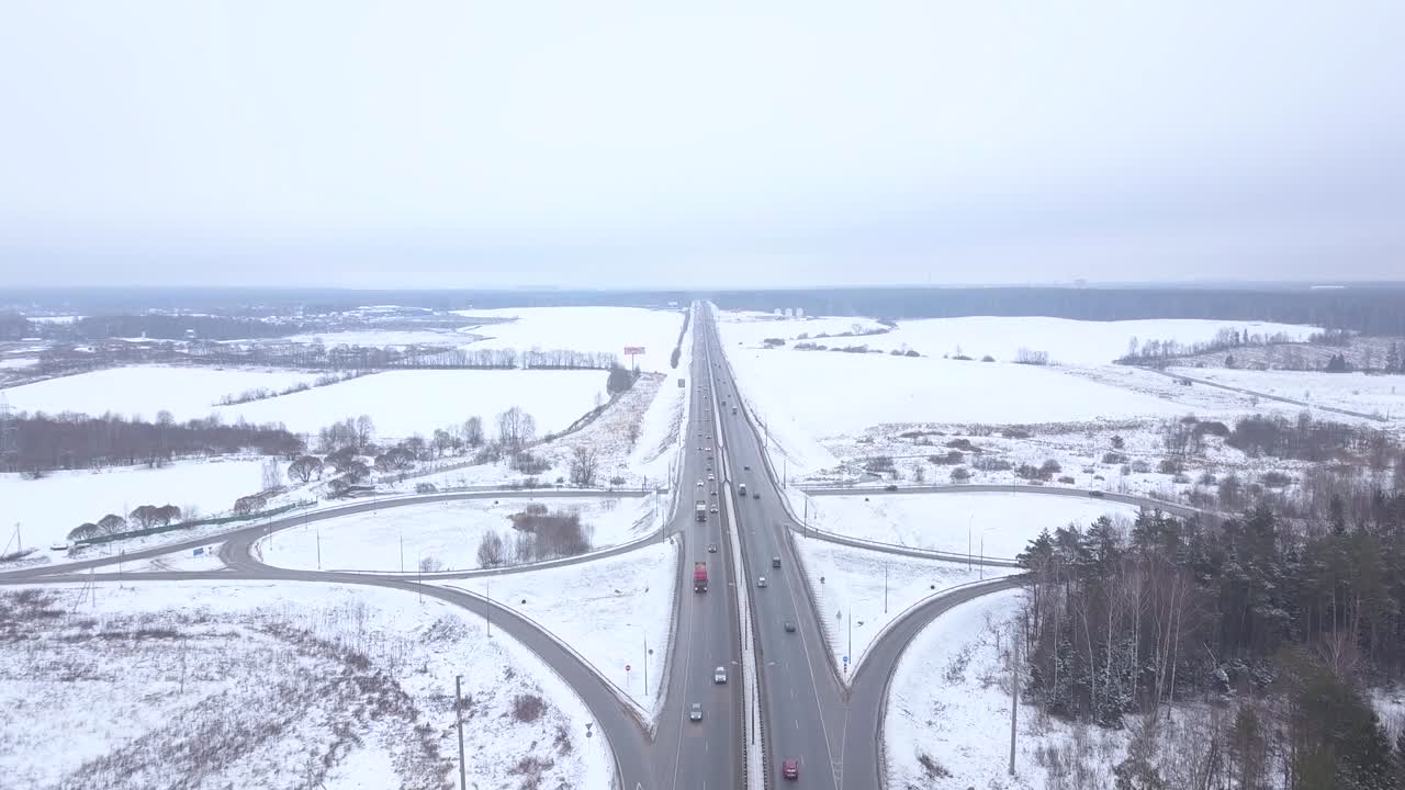 панорамный вид с летающего дрона на зимнем шоссе