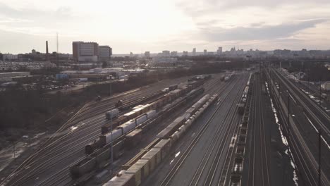 Künstlerische-Aufnahme-Eines-Traktors-In-Schatten-Und-Licht-In-Einer-Scheune