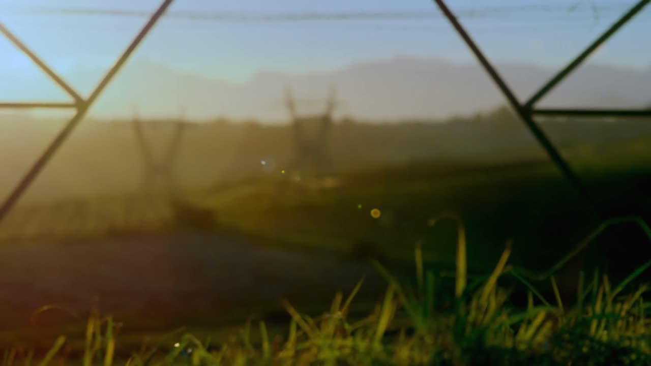 해가 지는 동안 전기 기둥 4k 4k