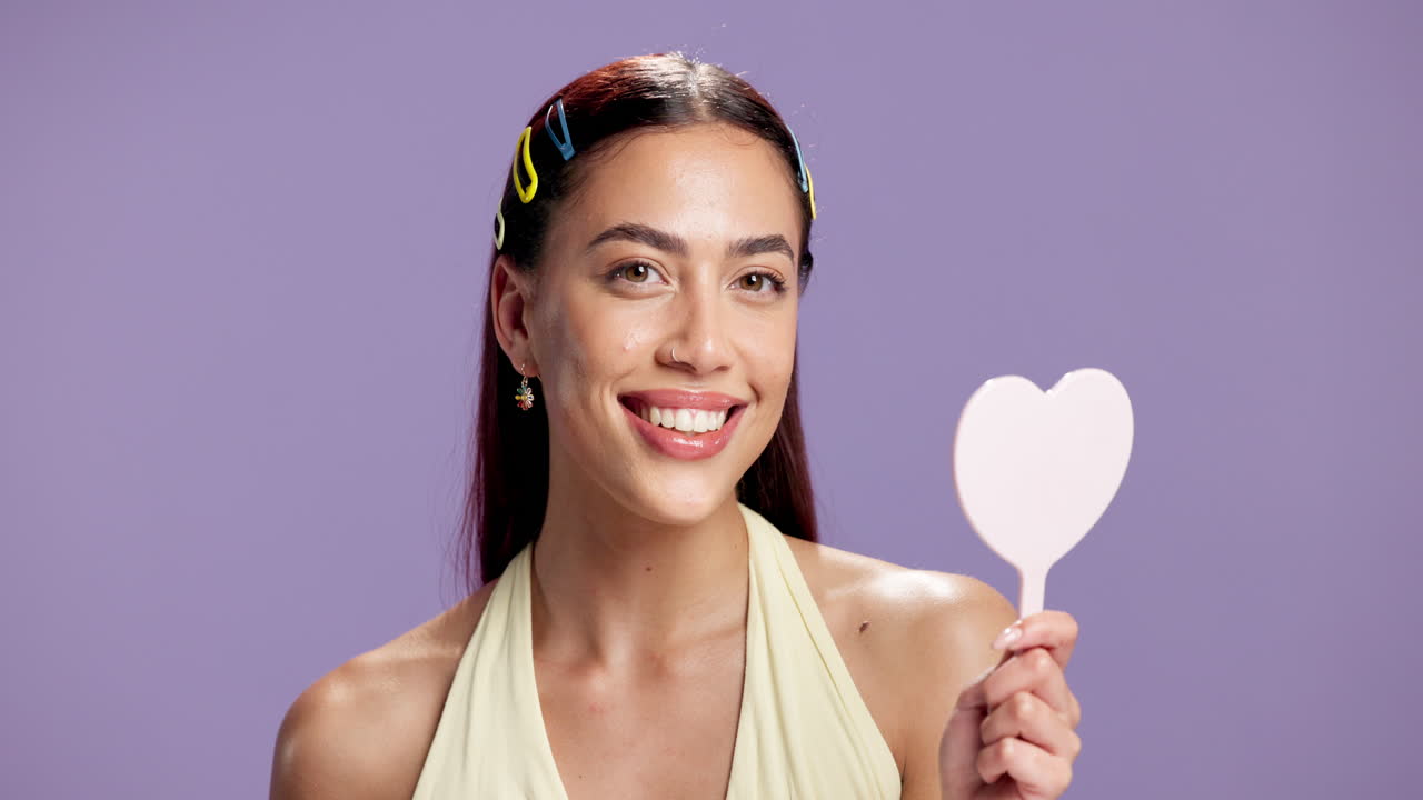 Donna che si trucca su sfondo viola