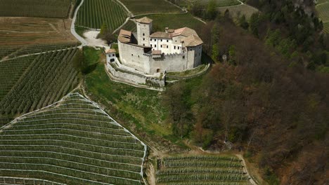 Mittelalterliche-Steinburg-Neben-Bebauten-Feldern