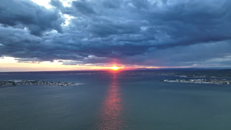 Oben-Umarmen-Die-Ruhigen-Gewässer-Des-Etang-De-Thau-In-Der-Abenddämmerung-Balaruc-les-Bains.