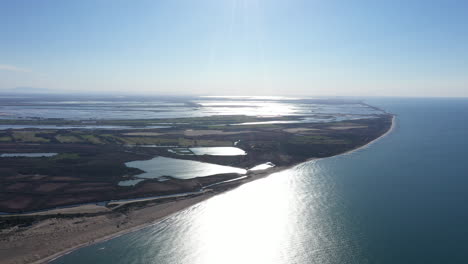 Wunderschöne-Luftaufnahme-Der-Salzteiche-Der-Camargue-In-Frankreich-Am-Mittelmeer