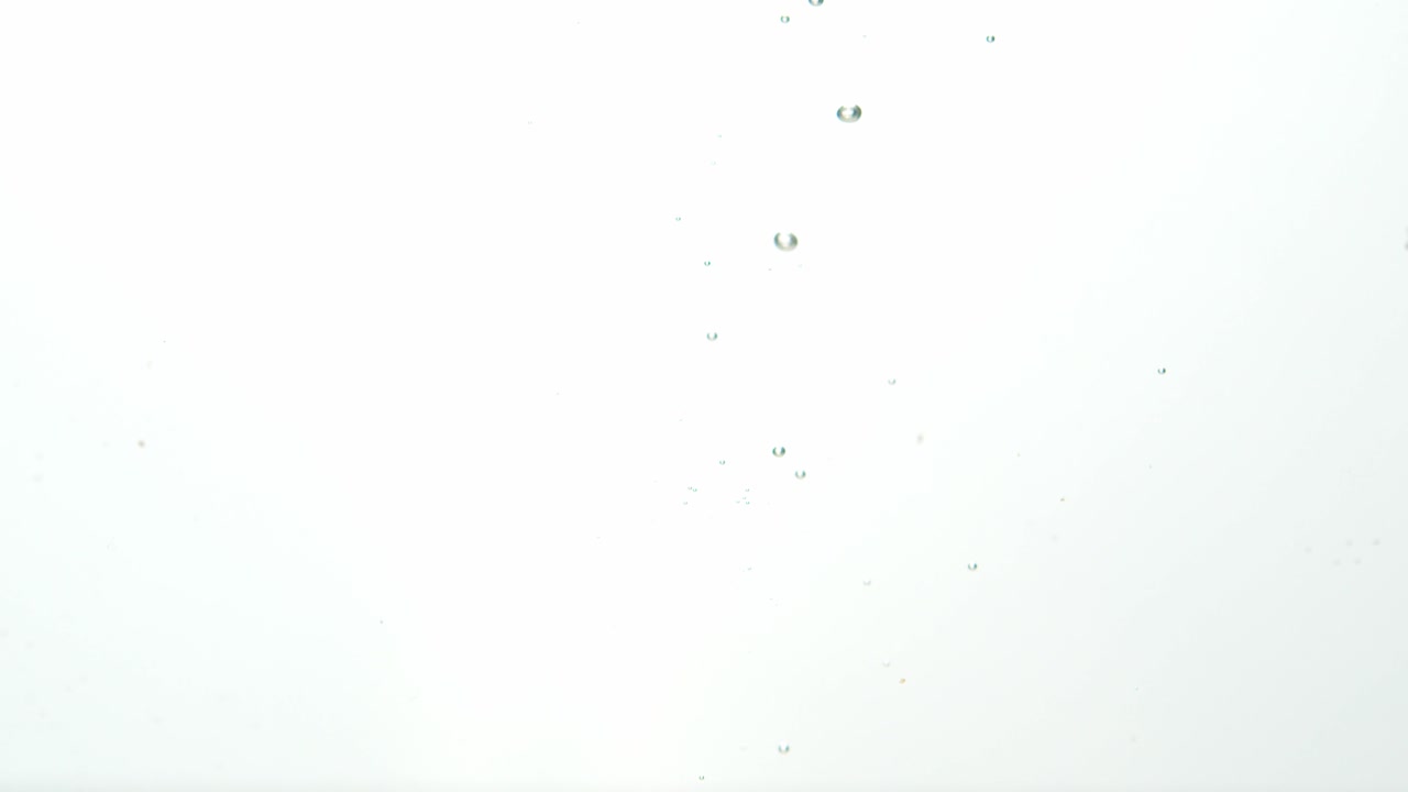 un racimo de uvas verdes que se ahoga rápidamente a la vista, aislado en fondo blanco