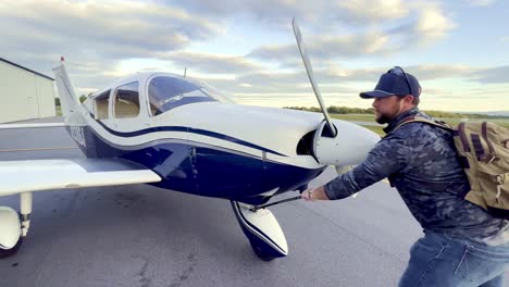 Privatpilot-Schiebt-Piper-Cherokee-180-In-Den-Hangar