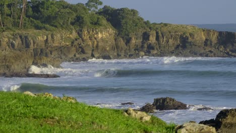 Big-waves,-forest-and-big-rock-formations