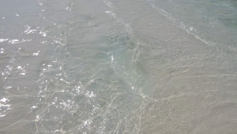 Glitzerndes-Klares-Wasser-An-Der-Unberührten-Küste-Am-Weißen-Sandstrand-Auf-Den-Philippinen